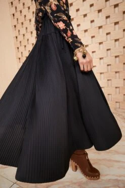 ULLA JOHNSON Wren Skirt - Noir 8 ULLA JOHNSON Wren Skirt - Noir -Lila's Closet SHOT 040 0131 ULLA JOHNSON WREN SKIRT NOIR UJ990304 view 1